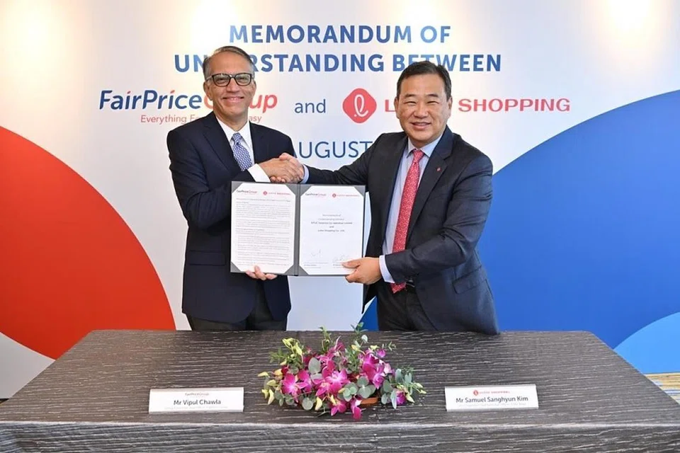 Ketua Eksekutif, FairPrice Group, Encik Vipul Chawla (kiri), dan Naib Pengerusi, Lotte Retail, Encik Samuel Sanghyun Kim, memeterai perjanjian persefahaman kerjasama, pada 28 Ogos. 