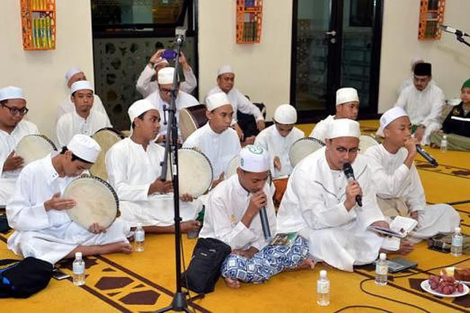 MALAM MUHASABAH CINTA: Kumpulan dikir barat Kelana Purba mempersembahkan zikir munajat semasa majlis keagamaan yang diadakan di Masjid Mujahidin kelmarin. - Foto M.O. SALLEH