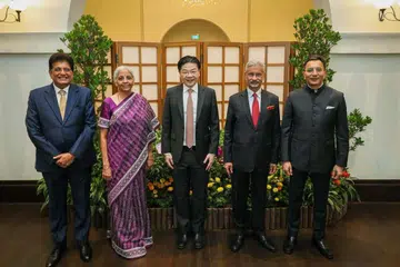 Perdana Menteri, Encik Lawrence Wong (tengah), mengadakan pertemuan dengan para pemimpin India, termasuk (dari kiri) Menteri Perdagangan dan Perusahaan, Encik Piyush Goyal; Menteri Kewangan, Cik Nirmala Sitharaman; Menteri Ehwal Luar, Dr S Jaishankar; dan Menteri Negara bagi Elektronik dan Teknologi Maklumat, Encik Jitin Prasada, pada 20 Ogos menjelang sesi Meja Bundar Menteri India-Singapura (ISMR) ke-4 di Singapura. 