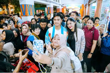 CETUS PERSOALAN: Encik Kaesang Pangarep (tengah) dalam foto bersama para penyokong dilaporkan telah mengemas kini jumlah perbelanjaan Parti Solidariti Indonesia (PSI) kepada Laporan Dana Kempen Permulaan (LADK).