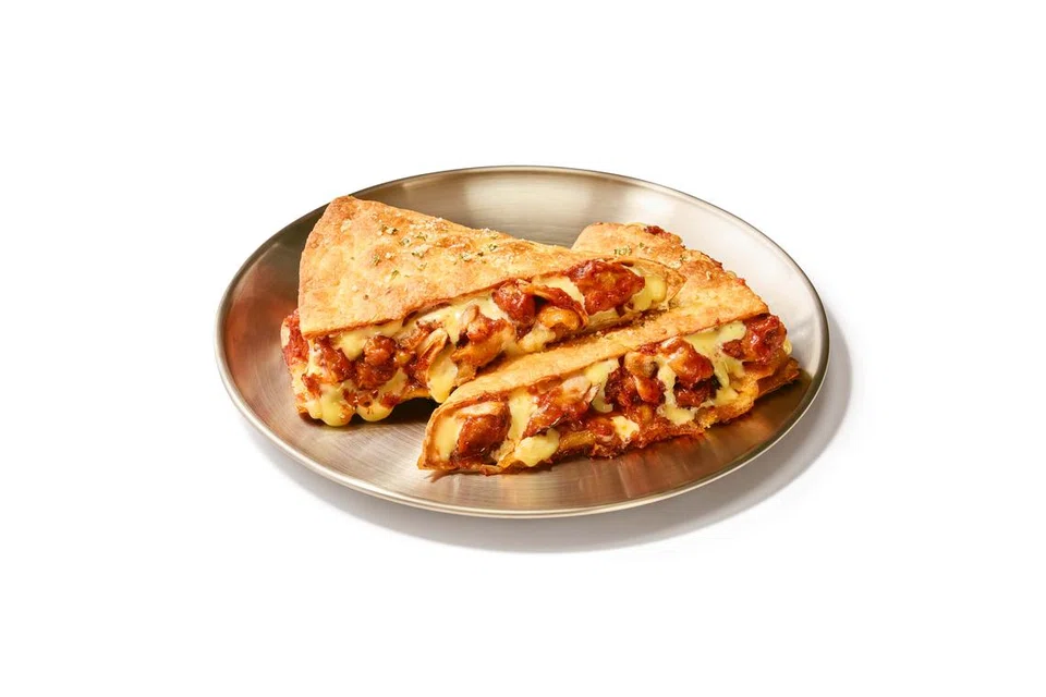 ‘Tom Yum Melts’ ialah roti bakar rangup dengan isi sos tomato, keju mozarela, bawang manis dan ayam pedas.