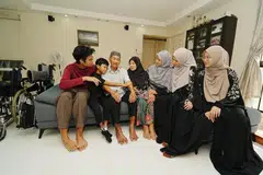 Cik Hadijah Mohamed Eusope (tiga dari kanan) bersama keluarganya – anak-anaknya Sofia Insyirah Sanusi (kanan), Nur Syahindah Sanusi (dua dari kanan), Muhammad Hariz Sanusi (dua dari kiri) dan Muhammad Haziq Sanusi (kiri), serta ibu bapanya Mohamed Eusope Jantan (tiga dari kiri) dan Kamisah Mamat. Keluarga beliau merupakan antara 10,500 penerima yang dibantu melalui pakej sokongan Ramadan Majlis Ugama Islam Singapura (Muis) bernilai $4.3 juta.