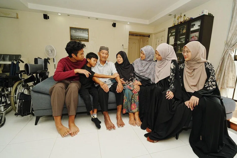 Cik Hadijah Mohamed Eusope (tiga dari kanan) bersama keluarganya – anak-anaknya Sofia Insyirah Sanusi (kanan), Nur Syahindah Sanusi (dua dari kanan), Muhammad Hariz Sanusi (dua dari kiri) dan Muhammad Haziq Sanusi (kiri), serta ibu bapanya Mohamed Eusope Jantan (tiga dari kiri) dan Kamisah Mamat. Keluarga beliau merupakan antara 10,500 penerima yang dibantu melalui pakej sokongan Ramadan Majlis Ugama Islam Singapura (Muis) bernilai $4.3 juta.