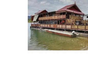 DEMI MINAT: Bot berhias dengan ciri tradisional Terengganu ini menanti pelancong di tasik buatan manusia terbesar di Asia, Tasik Kenyir, Hulu Terengganu, Terengganu.