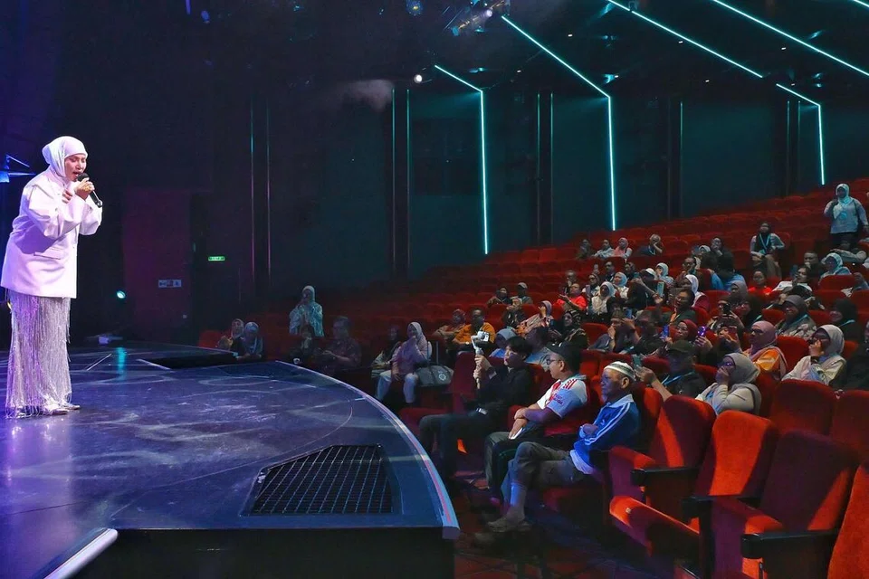 Kak Lina Pom Pom mendendangkan lagu di pentas Zodiac Theatre.
