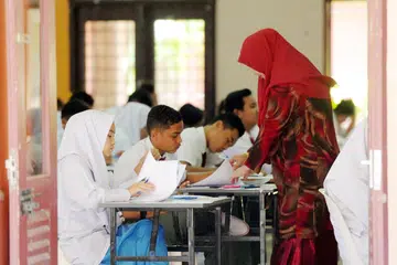 MASALAH PELAJAR: Sekitar 3.8 peratus daripada jumlah keseluruhan 388,832 calon pelajar tidak hadir menduduki peperiksaan Sijil Pelajaran Malaysia (SPM) tahun lalu. 