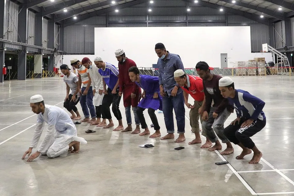 KEMUDAHAN SOLAT: Pekerja migran menunaikan solat tarawih berjemaah di Pusat Rekreasi Kranji Jumaat lalu. - Foto KEVIN LIM