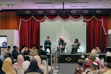 Pegawai Dakwah Masjid Ar-Raudhah, Ustaz Ibrohim Sadikin (atas pentas, tengah) sebagai moderator bersama penceramah undangan, Ustaz Ma’az Sallim, dan Ustazah Kalthom Isa pada majlis Maulidur Rasul pada 2023 yang berlangsung di Masjid Ar-Raudhah.