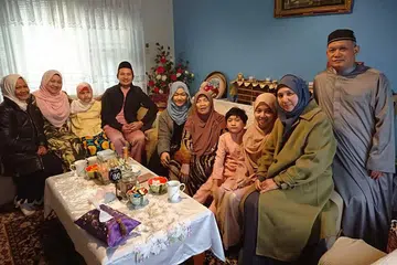 KUNJUNG-MENGUNJUNGI DI AIDILADHA: Perjumpaan Hari Raya Aidiladha yang baru lalu di rumah Ibu Salbiah (lima dari kanan) oleh keluarga Encik Mohd Zaini (kanan), isterinya, Cik Zuraidah (dua dari kanan), anak angkat mereka, Dr Nadiyah Aziz (tiga dari kanan) dan keluarga DJ Wan, satu amalan setiap kali tiba musim perayaan sebagai tanda hormat kepada orang yang lebih tua. - Foto ihsan ENCIK MOHD ZAINI JAIDON 
