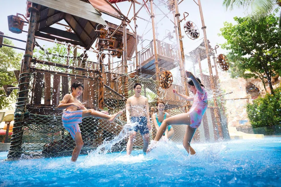Pengunjung seronok bermain air di kawasan big bucket tree house di taman air Adventure Cove Waterpark di Sentosa.