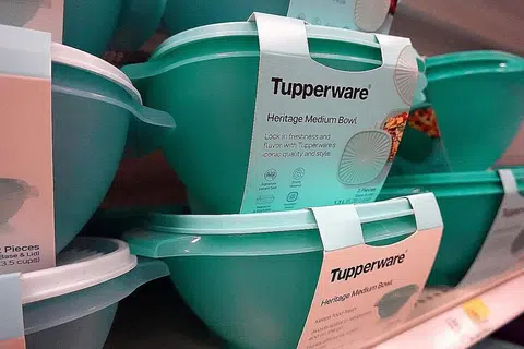 Tupperware tidak boleh mengenakan bayaran premium lagi kerana semakin sukar bagi pengguna membezakan bekas makanan keluarannya daripada yang lain.