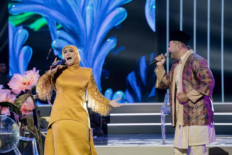 Liza Hanim (kiri) sebagai bintang undangan dan Hazrul Nizam mewujudkan magis dari segi vokal menerusi paduan suara bagi lagu Raya hit Datuk Awie dan Ziana Zain, ‘Halaman Asmara’.
