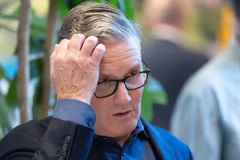 Keir Starmer bercakap dengan penduduk tempatan ketika melawat sebuah projek perumahan di barat laut London pada 19 Jun 2026, di tengah jangkaan cabaran rasmi terhadap kepimpinannya dalam Parti Buruh akan berlaku dalam masa terdekat. Ahli politik veteran Parti Buruh Britain, Andy Burnham, mencatat kemenangan besar dalam pilihan raya kecil pada Jumaat lalu sekali gus membuka laluan kepada cabaran kepimpinan terhadap Starmer yang kini berdepan tekanan politik.