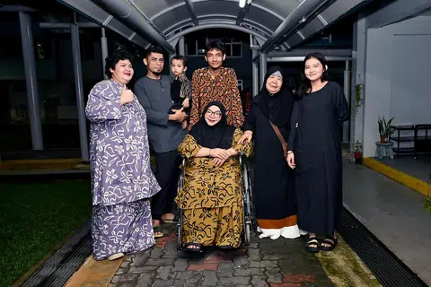 Walaupun Cik Tuty Ayu Ibrahim (tengah) berkerusi roda akibat penyakit barah buah dada, beliau terus berjuang demi anak-anak dan ibunya, Cik Jaimah Ibrahim (dua dari kiri). Anak-anak Cik Tuty Ayu (dari kiri) Melissa Shahirah Ardi Yanto, Encik Kamarrul Aidil Abdullah (bersama anaknya, Umar El Zaviyar Kamarrul Aidil), Encik Ardi Hiryanto Ardi Yanto, dan Mellina Shahira Ardi Yanto.