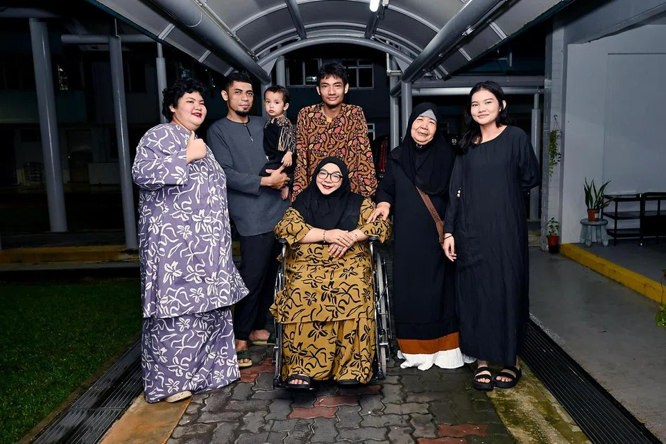 Walaupun Cik Tuty Ayu Ibrahim (tengah) berkerusi roda akibat penyakit barah buah dada, beliau terus berjuang demi anak-anak dan ibunya, Cik Jaimah Ibrahim (dua dari kiri). Anak-anak Cik Tuty Ayu (dari kiri) Melissa Shahirah Ardi Yanto, Encik Kamarrul Aidil Abdullah (bersama anaknya, Umar El Zaviyar Kamarrul Aidil), Encik Ardi Hiryanto Ardi Yanto, dan Mellina Shahira Ardi Yanto.