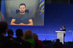 DAPATKAN SOKONGAN SEKUTU: Presiden Ukraine, Encik Volodymyr Zelenskyy, mendapat sokongan Perdana Menteri Britain, Encik Rishi Sunak (kanan), semasa berucap secara maya di Persidangan Pemulihan Ukraine di London pada 21 Jun. 
