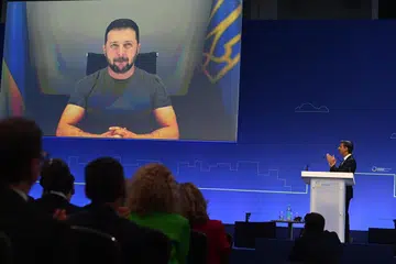 DAPATKAN SOKONGAN SEKUTU: Presiden Ukraine, Encik Volodymyr Zelenskyy, mendapat sokongan Perdana Menteri Britain, Encik Rishi Sunak (kanan), semasa berucap secara maya di Persidangan Pemulihan Ukraine di London pada 21 Jun. 
