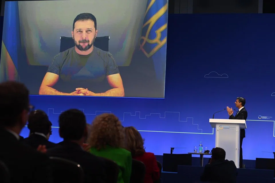 DAPATKAN SOKONGAN SEKUTU: Presiden Ukraine, Encik Volodymyr Zelenskyy, mendapat sokongan Perdana Menteri Britain, Encik Rishi Sunak (kanan), semasa berucap secara maya di Persidangan Pemulihan Ukraine di London pada 21 Jun. 