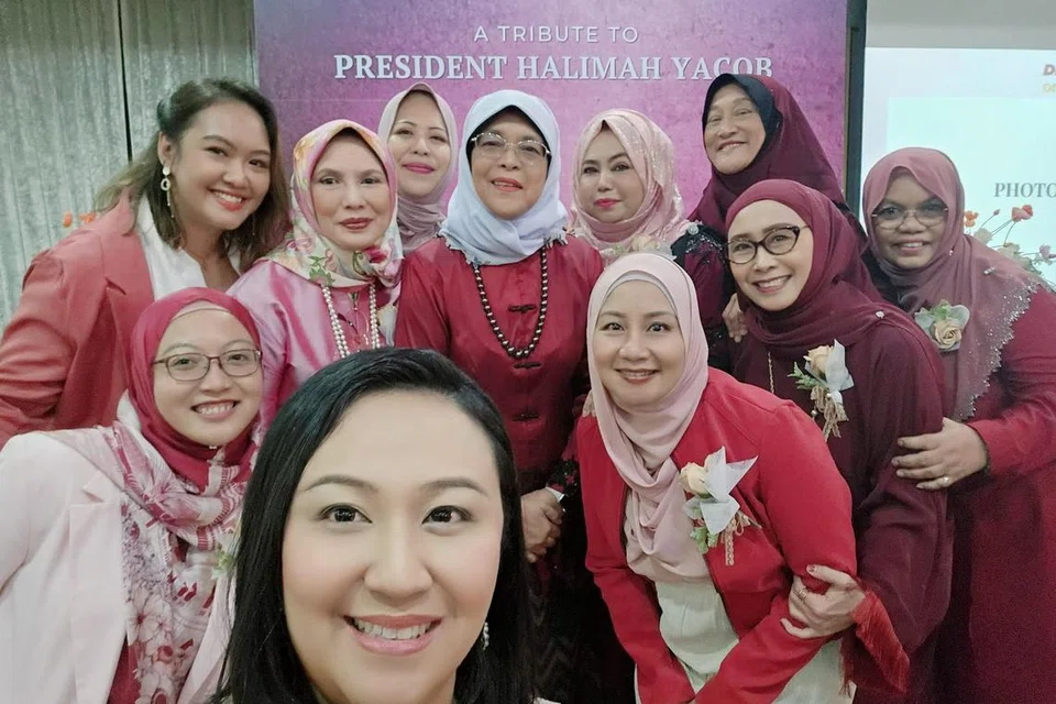 PENGHARGAAN ATAS SUMBANGAN: Presiden Halimah Yacob bersama  hadirin dan anggota Dewi@DPPMS di Acara DewiConnect: Of Blooms and Brilliance di Dewan Red Velvet, Village @ Bugis.