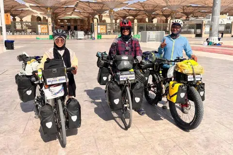 (Dari kiri) Cik Noradilah Mohd Sapie, Encik Ahmad Mohd Isa dan Encik Abdul Halim Talha selesai menamatkan kayuhan basikal dari Kepong, Selangor pada 23 November 2023 dan tiba di Madinah, Arab Saudi, pada 19 April.
