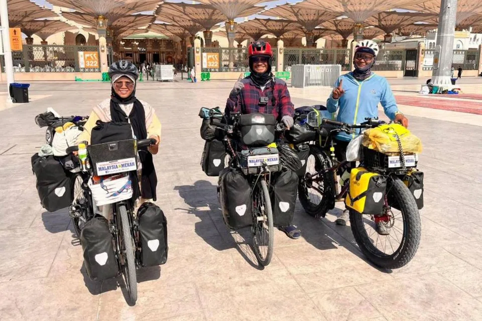 (Dari kiri) Cik Noradilah Mohd Sapie, Encik Ahmad Mohd Isa dan Encik Abdul Halim Talha selesai menamatkan kayuhan basikal dari Kepong, Selangor pada 23 November 2023 dan tiba di Madinah, Arab Saudi, pada 19 April.