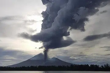 Kepulan asap dilihat meletus dari gunung berapi Ulawan awal pagi tadi. - Foto ihsan CHRISTOPHER LAGISA
