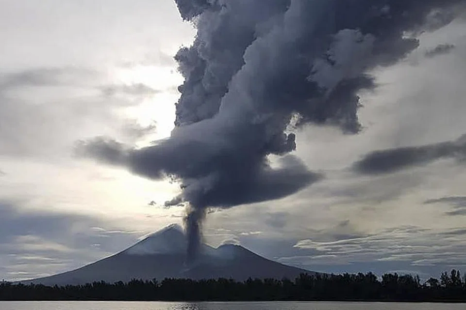 Kepulan asap dilihat meletus dari gunung berapi Ulawan awal pagi tadi. - Foto ihsan CHRISTOPHER LAGISA