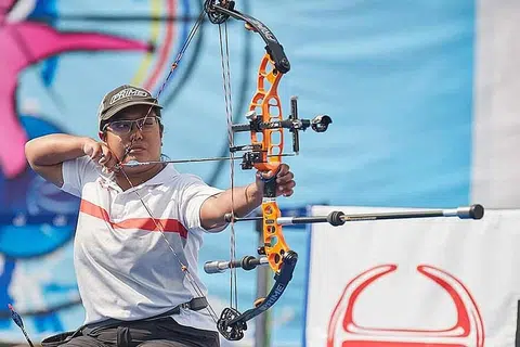 RATU MEMANAH: Nur Syahidah Alim melanjutkan keunggulannya setelah berjaya menjuarai Kejohanan Memanah Para Asia Bangkok 2019, Jumaat lalu. - Foto Ihsan NUR SYAHIDAH ALIM