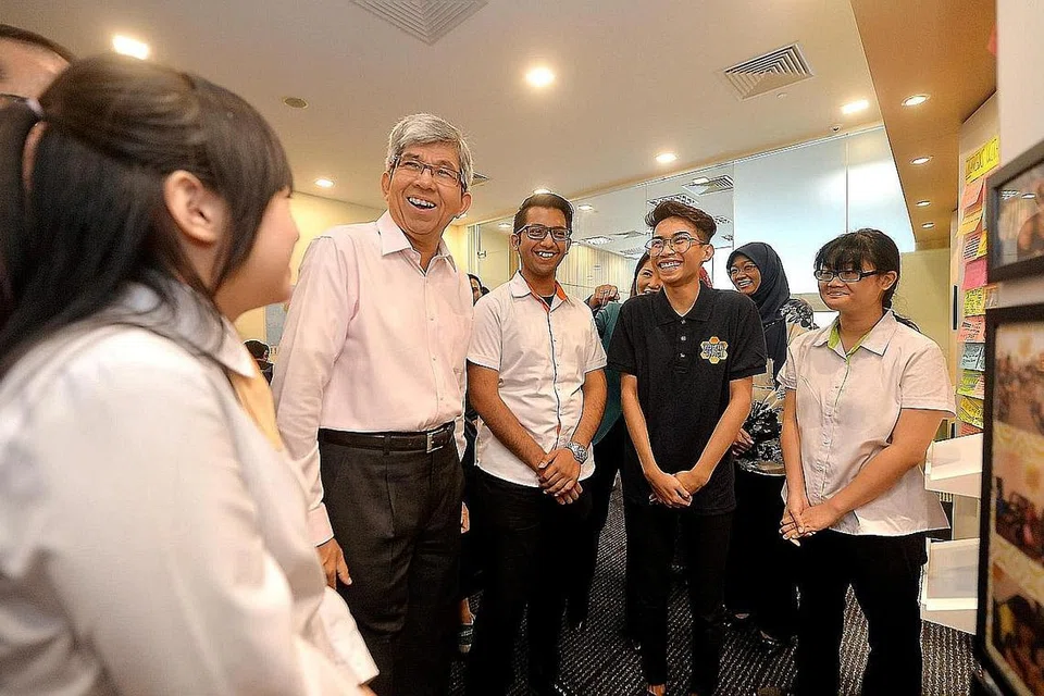 DEMI KEMUDAHAN PELAJAR: Dr Yaacob Ibrahim (kiri) dan Ketua Pegawai Eksekutif (CEO) Yayasan Mendaki, Cik Rahayu Buang (belakang, bertudung biru), semasa melawat pusat belia kedua Youth Space@ITE Kolej Timur kendalian Yayasan Mendaki semalam. Bersama beliau ialah pelajar ITE Kolej Timur, (dari kanan) Cik Stefani Nurmaliza Madon, Encik Muhammad Syarifuddin Mohammad dan Encik Muhammad Fayiz Mohamed Liacataly, yang telah menyertai kegiatan di pusat itu. - Foto M.O. SALLEH