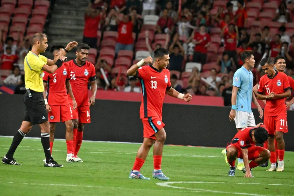 Taufik Suparno (tengah) masih mencari gol pertamanya untuk pasukan nasional.