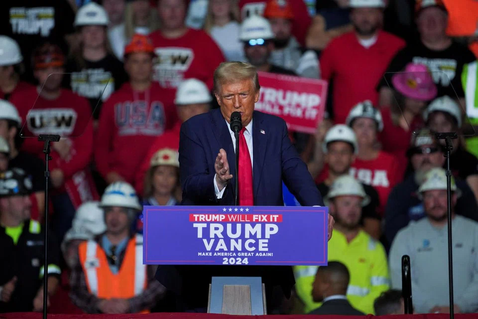 Calon presiden Republikan, Encik Donald Trump, yang juga mantan presiden Amerika Syarikat, menghadiri perhimpunan kempen di PPG Paints Arena di Pittsburgh, Pennsylvania, pada 4 November.