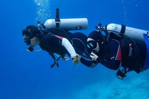 Antara teknik penting yang dipelajari semasa pensijilan selam skuba ialah navigasi kompas menggunakan sistem ‘buddy’. Melalui kaedah ini, 
penyelam memberi tumpuan kepada navigasi, manakala rakannya membantu mengayuh sirip.