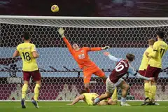 PERCUBAAN GOL: Pemain midfield Villa, Jack Grealish melepaskan percubaan ke arah gawang Burnley, namun bola tidak menepati sasaran. - Foto AFP
