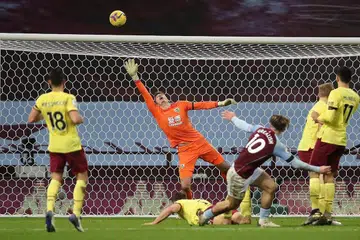 PERCUBAAN GOL: Pemain midfield Villa, Jack Grealish melepaskan percubaan ke arah gawang Burnley, namun bola tidak menepati sasaran. - Foto AFP