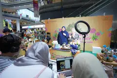 Pengasas bersama The Baking Momma by Mazni, Cik Mazni Samad (kanan), bersama Pengarah MakBesar Pte Ltd, Cik Haryani Othman, mengadakan penstriman ‘live’ di Our Tampines Hub pada 30 Mac bagi menjual kuih-muih Raya.