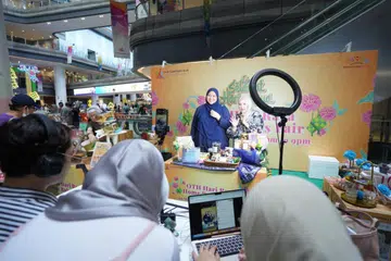 Pengasas bersama The Baking Momma by Mazni, Cik Mazni Samad (kanan), bersama Pengarah MakBesar Pte Ltd, Cik Haryani Othman, mengadakan penstriman ‘live’ di Our Tampines Hub pada 30 Mac bagi menjual kuih-muih Raya.