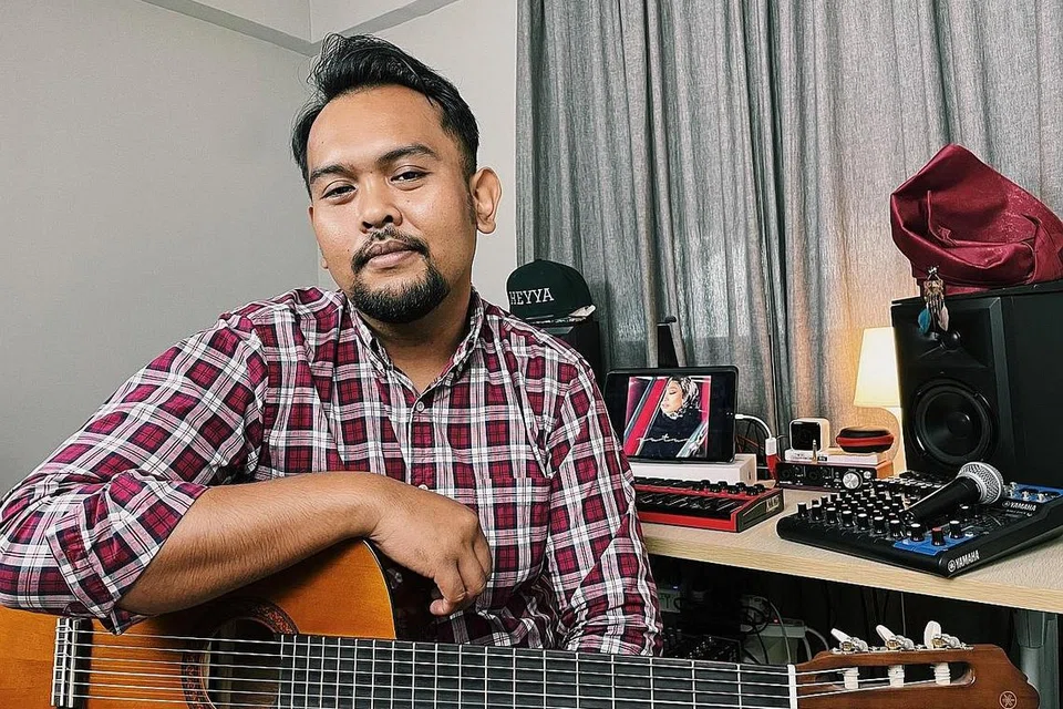 ENCIK ERWIN ERLAN PURNAMA: Komposer tempatan yang baru melahirkan 'single' terbarunya berjudul 'Putus', nyanyian penyanyi popular dari Malaysia, Nabila Razali. Selain menyanyi dan menjadi komposer, beliau juga turut menguruskan sebuah kumpulan muzik anak muda dengan harapan dapat membuka peluang untuk mereka dalam industri muzik tempatan. - Foto ihsan ERWIN ERLAN PURNAMA