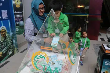 PUPUK SIFAT MEMBERI: Harta yang dibelanjakan pada jalan Allah swt ada rahmat dan maghfirah Allah di dalamnya. Foto dipetik sebelum pandemik Covid-19. - Foto hiasan