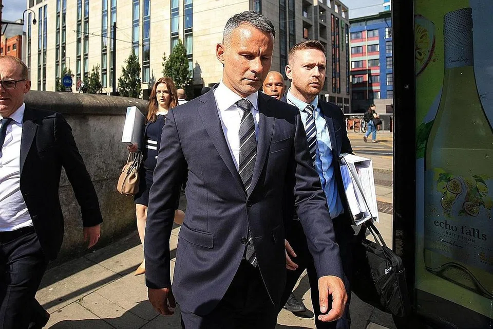 PERTAHAN NAMA: Ryan Giggs (depan) tiba di mahkamah kelmarin bersama pasukan peguamnya bagi perbicaraan atas dakwaan bertindak ganas terhadap bekas temanitanya. - Foto AFP