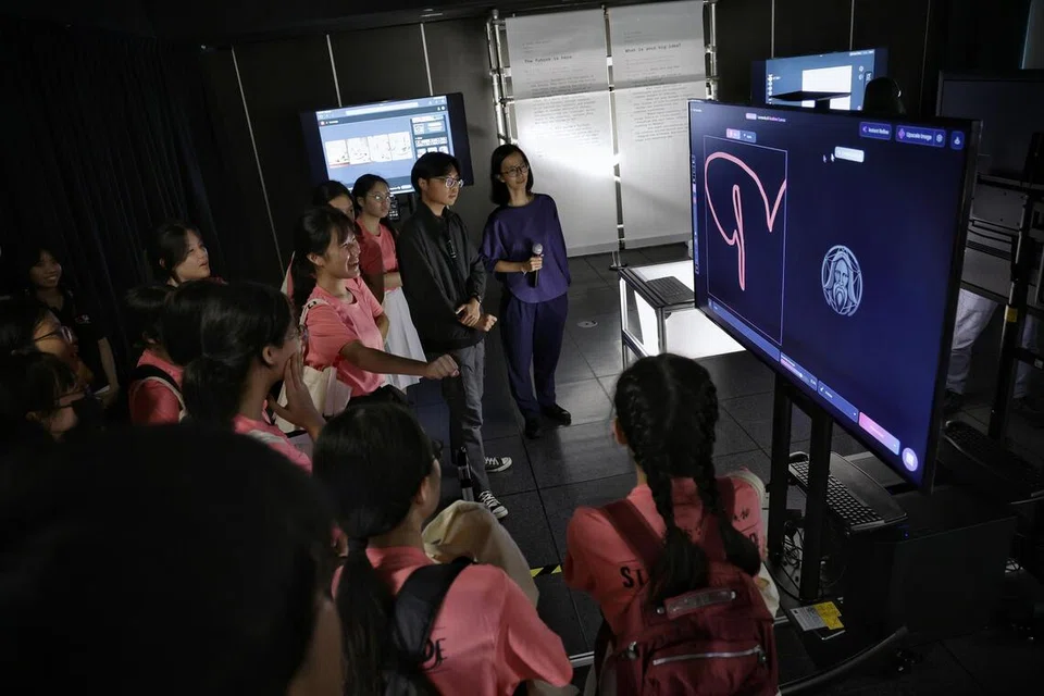 JANA GAMBAR: Sekumpulan pelajar sekolah menengah cuba menjana gambar dalam wadah Leonardo.Ai semasa satu lawatan ke Sekolah Reka Bentuk di Politeknik Temasek pada 2024.