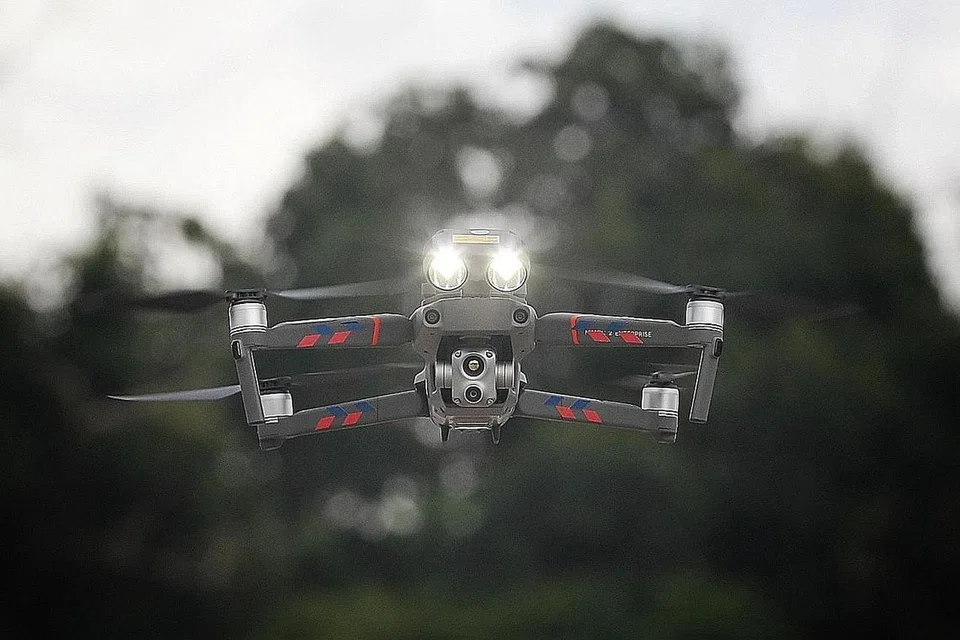 DRON PANCAR MAKLUMAT DARI UDARA: - Foto BH oleh JASON QUAH