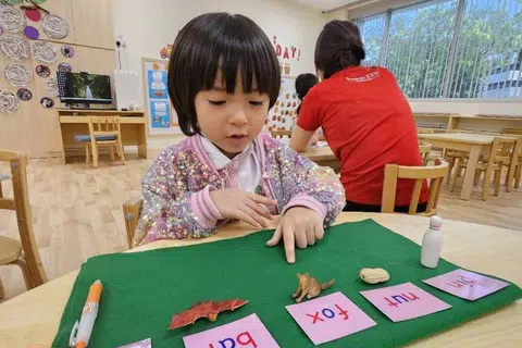 Keresahan perpisahan atau ‘separation anxiety’ bukan satu-satunya faktor penentu sama ada si kecil gembira ke sekolah atau tidak. 