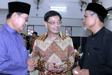 PERTEMUAN DI HARI RAYA: Menteri Ehwal Dalam Negeri Brunei, Pehin Badaruddin Othman (kiri), merupakan tetamu khas di majlis 'rumah terbuka' Hari Raya Menteri dalam Pejabat Perdana Menteri dan Menteri Kedua bagi Ehwal Dalam Negeri dan Ehwal Luar, Encik Masagos Zulkifli (kanan), di Kelab Masyarakat Tampines West. Turut hadir ialah Menteri Pendidikan, Encik Heng Swee Keat (tengah). - Foto KEMENTERIAN EHWAL DALAM NEGERI (MHA)