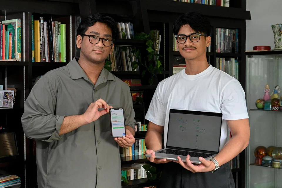 Dalam menjayakan aplikasi ini, Encik Ilzymanshah Kamarudin (kanan)  dibantu adik lelakinya, Encik Irhamshah Kamarudin, yang merupakan pelajar tahun ketiga dalam Diploma Teknologi Maklumat di Politeknik Singapura (SP).
