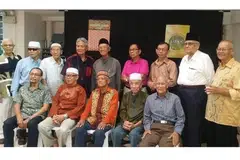 WIRA-WIRA SINGAPURA: Mereka ini merupakan bekas askar Queen's Close yang berkhidmat ketika Britain menjajah Singapura. - Foto RAFFIDAH WAHAB 
