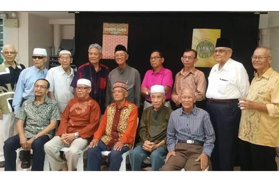 WIRA-WIRA SINGAPURA: Mereka ini merupakan bekas askar Queen's Close yang berkhidmat ketika Britain menjajah Singapura. - Foto RAFFIDAH WAHAB 