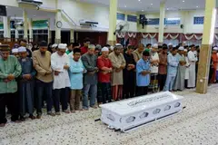 Jenazah Allahyarham Ahmad Fiqri disolatkan di Masjid Al Najihin, Padang Sebang, Alor Gajah, Melaka, sebelum dikebumikan di Tanah Perkuburan Islam Padang Sebang, Alor Gajah, pada malam 25 Mei.