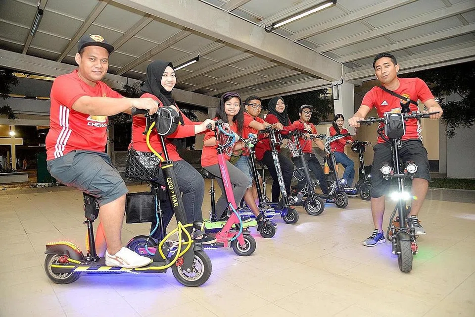 E-SKUTER PERERAT HUBUNGAN: Encik Mohammad Yusof Jamal (kanan) bersama sepupunya Encik Maulid Mohammad (kiri) dan isteri sepupunya Cik Namirah Mohamad Najib (dua dari kiri), serta sepupu dan rakan lain menunggang e-skuter pada sebelah malam satu atau dua kali seminggu. - Foto M.O. SALLEH