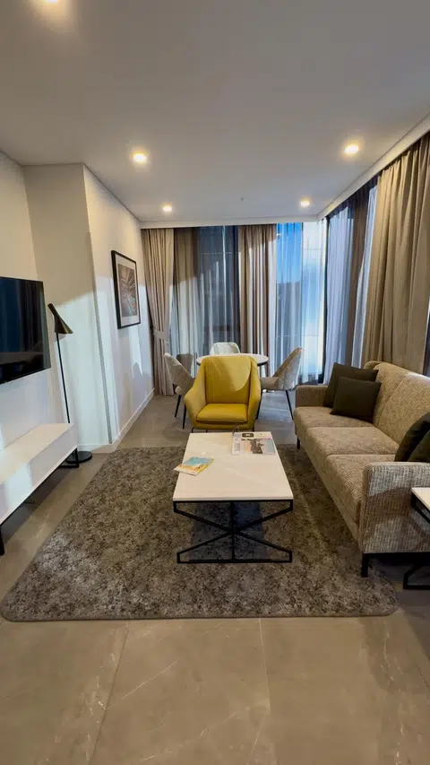 Ruang tamu Meriton Suites di Melbourne.