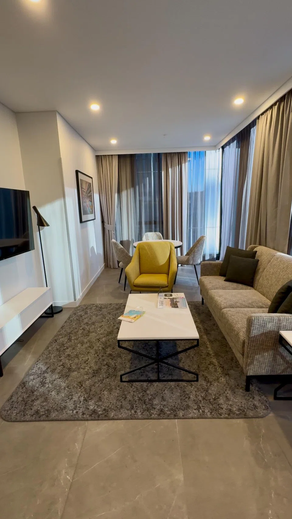 Ruang tamu Meriton Suites di Melbourne.